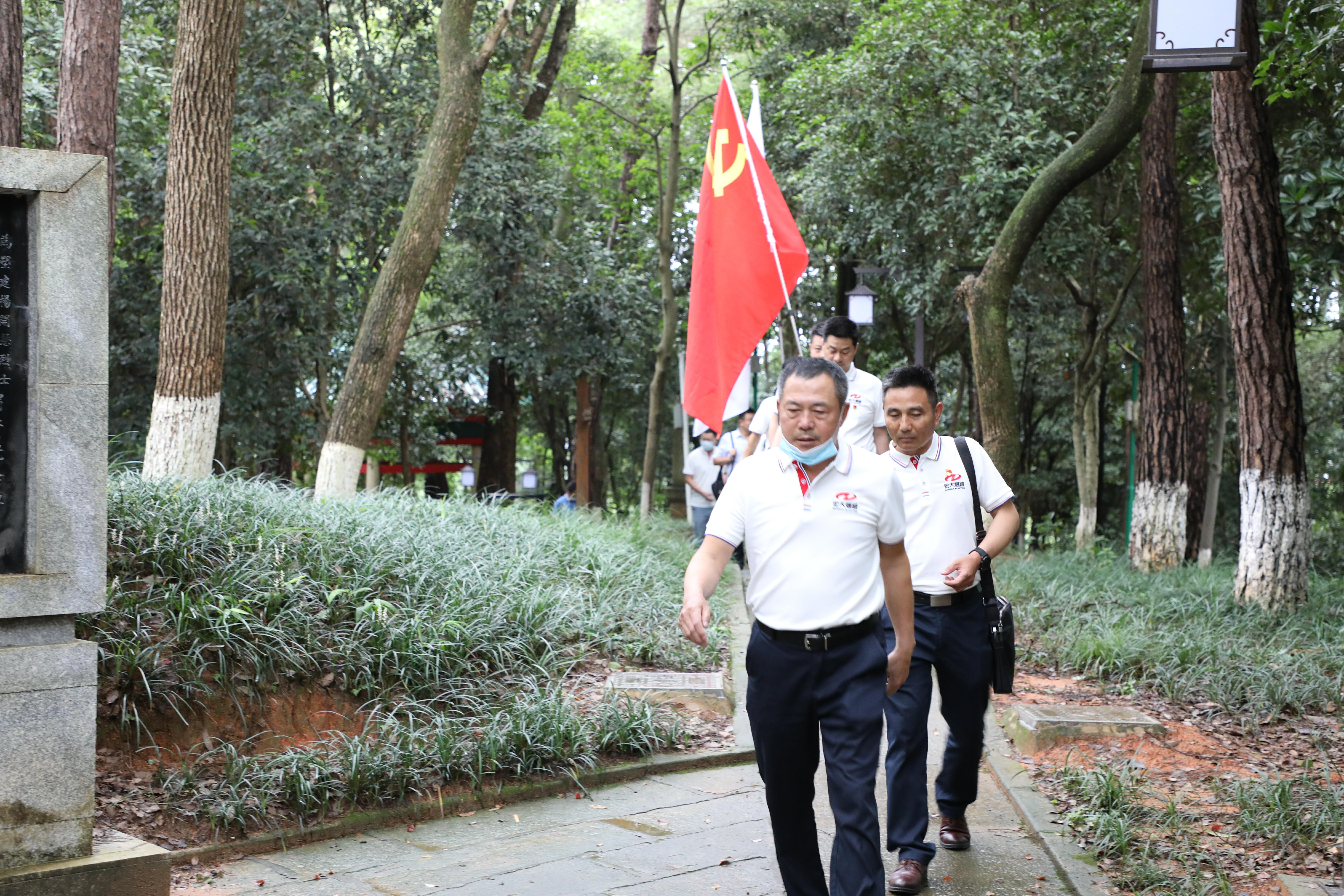 扫墓1.JPG..jpg 扫墓1.JPG..jpg