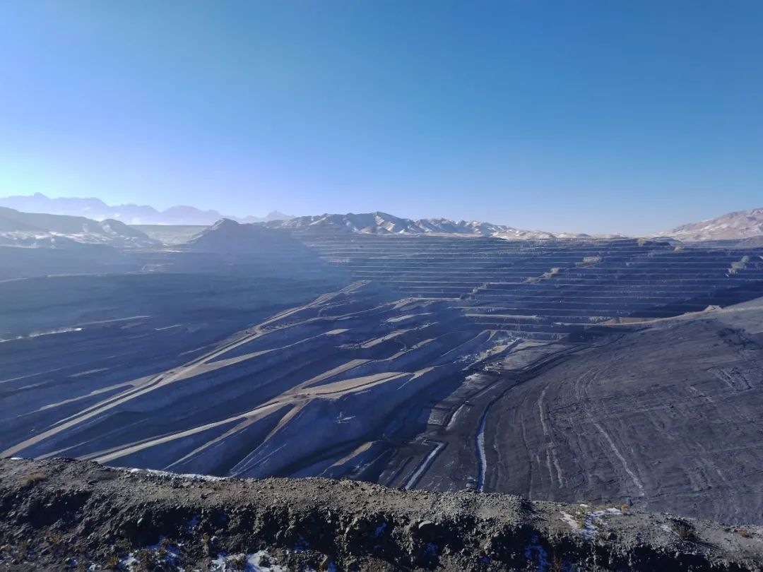 鞍矿爆破新疆黑山露天煤矿项目部单日产量突破34万立方