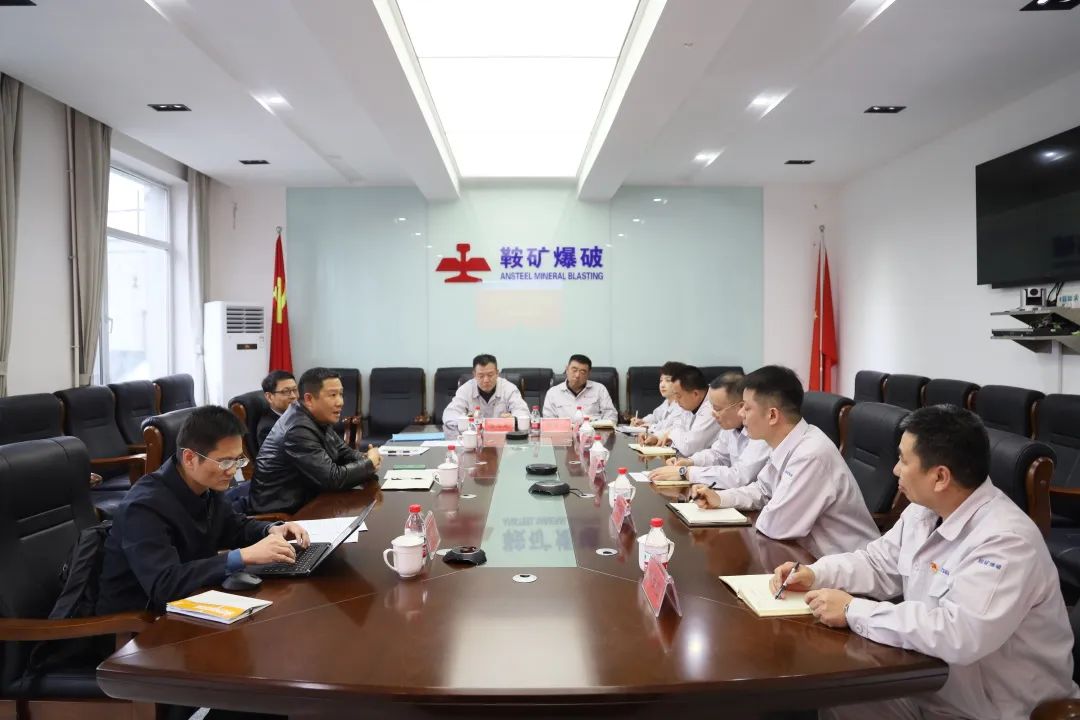 广东宏大党委副书记李爱军、纪委书记何伟平莅临鞍矿爆破检查指导工作